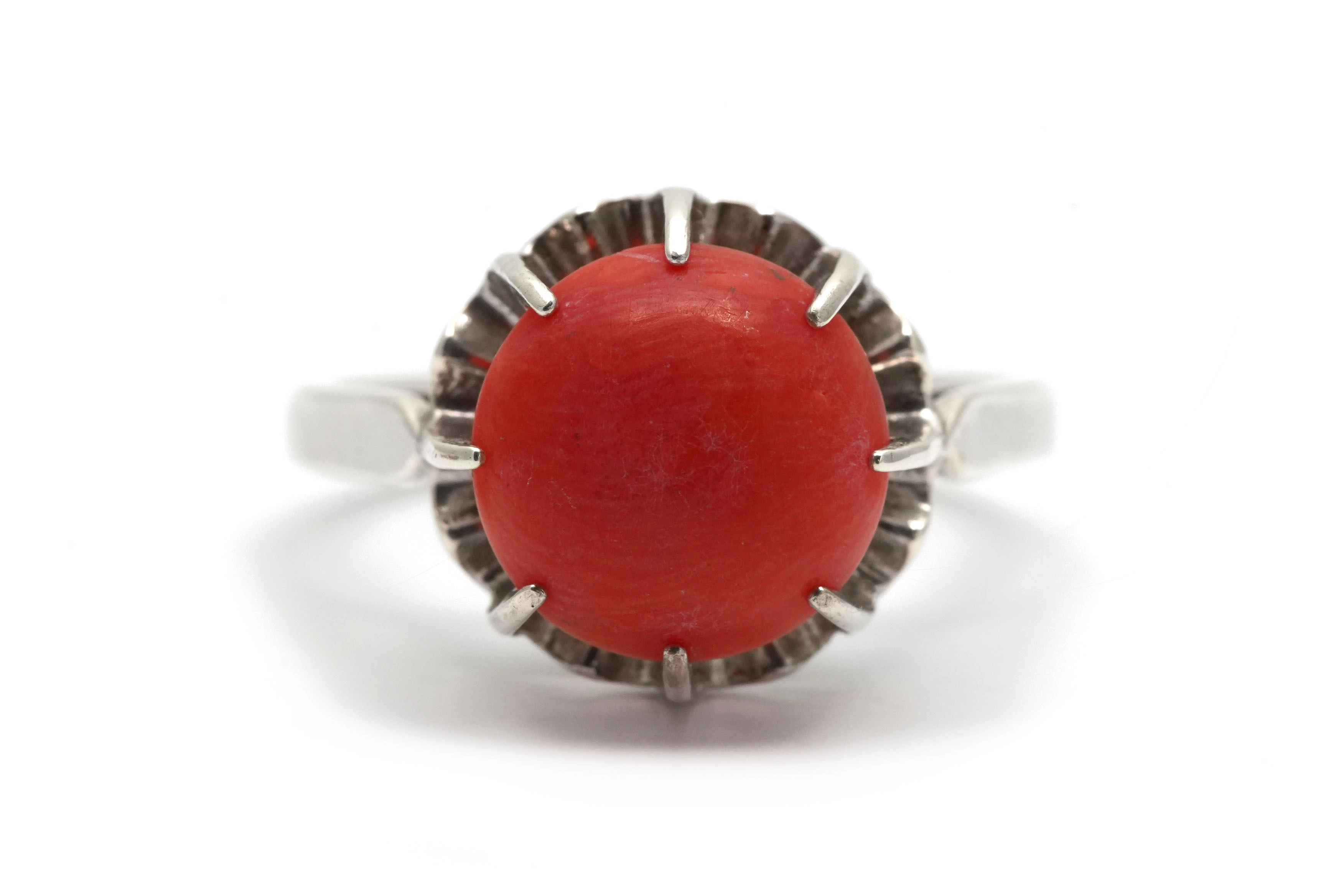 Bague Art Déco en argent sertie d'un corail