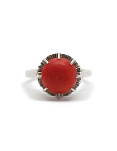 Bague Art Déco en argent sertie d'un corail