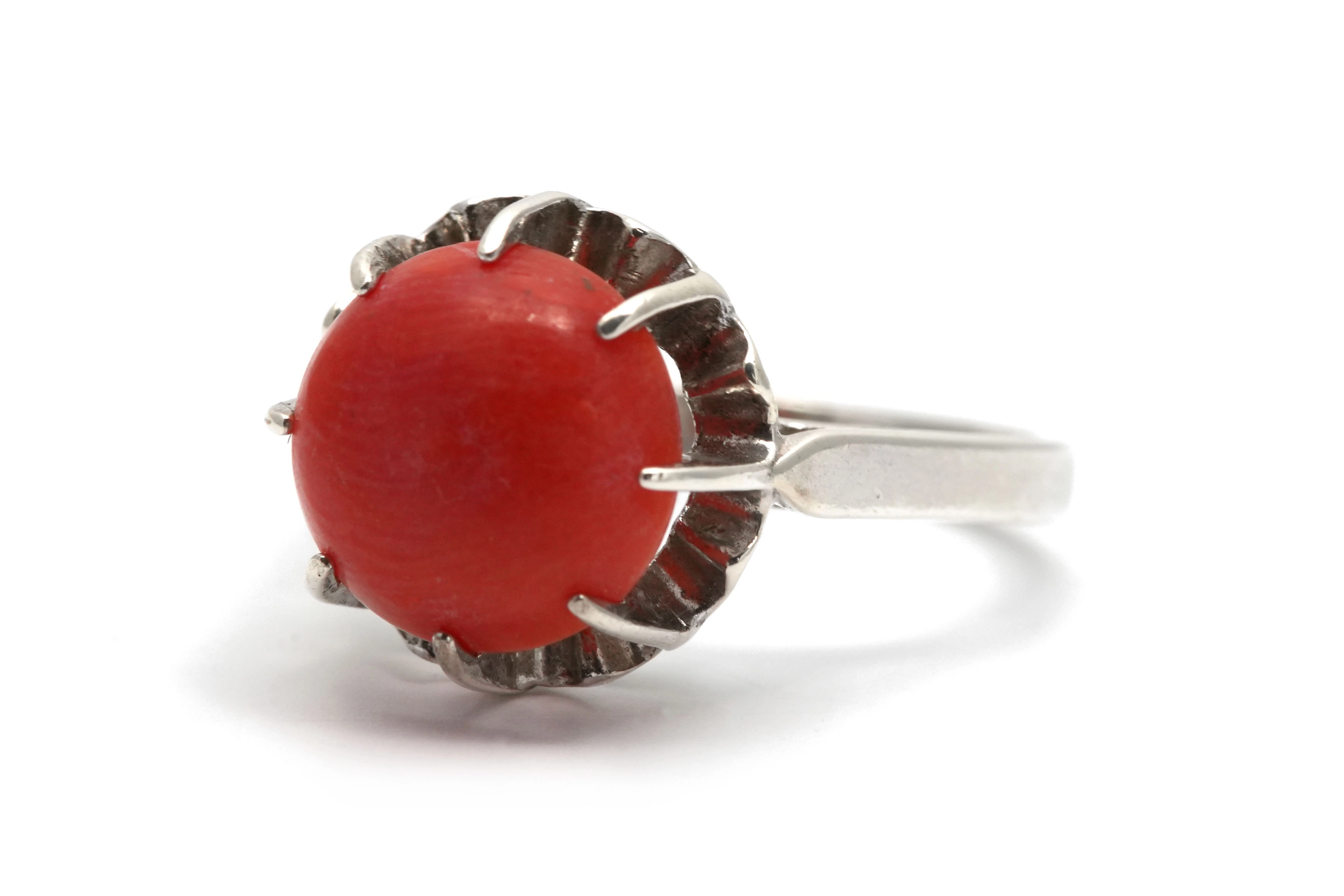 Bague Art Déco en argent sertie d'un corail