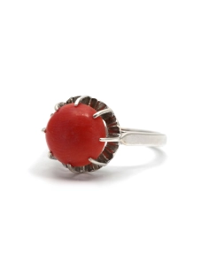 Bague Art Déco en argent sertie d'un corail