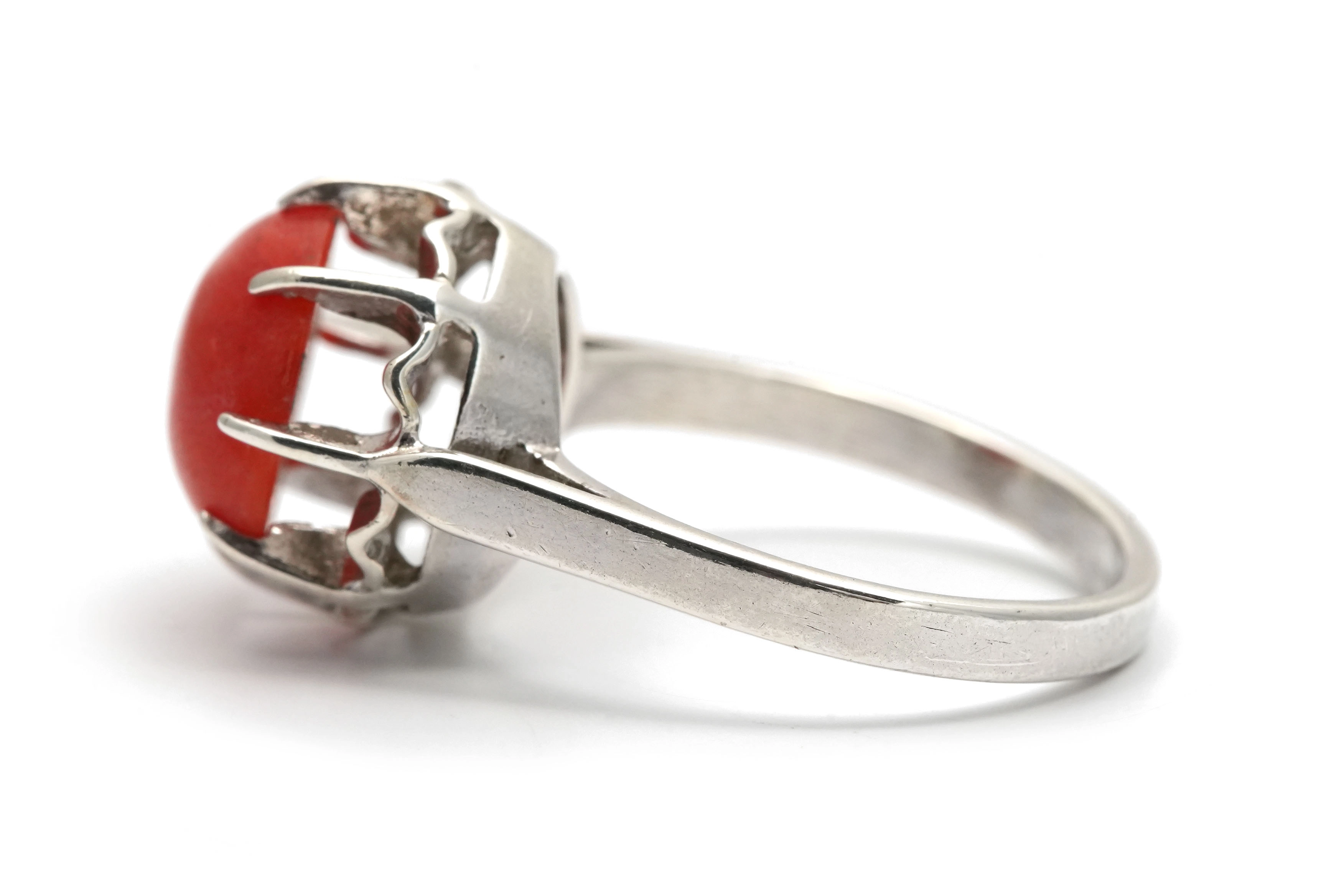Bague Art Déco en argent sertie d'un corail