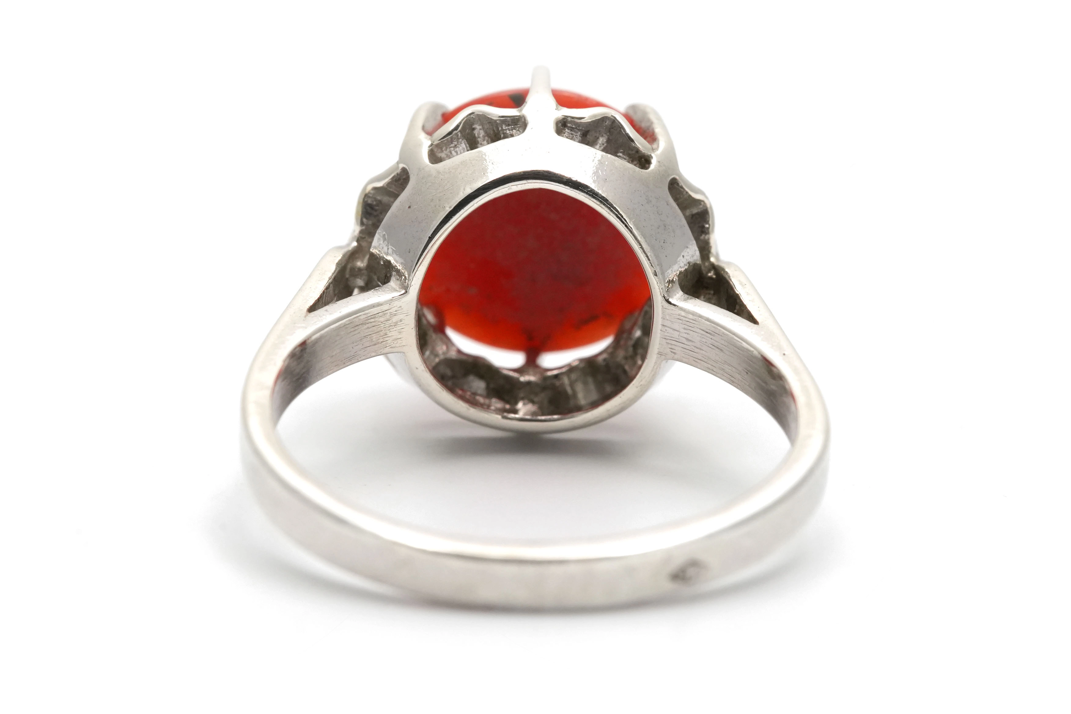 Bague Art Déco en argent sertie d'un corail