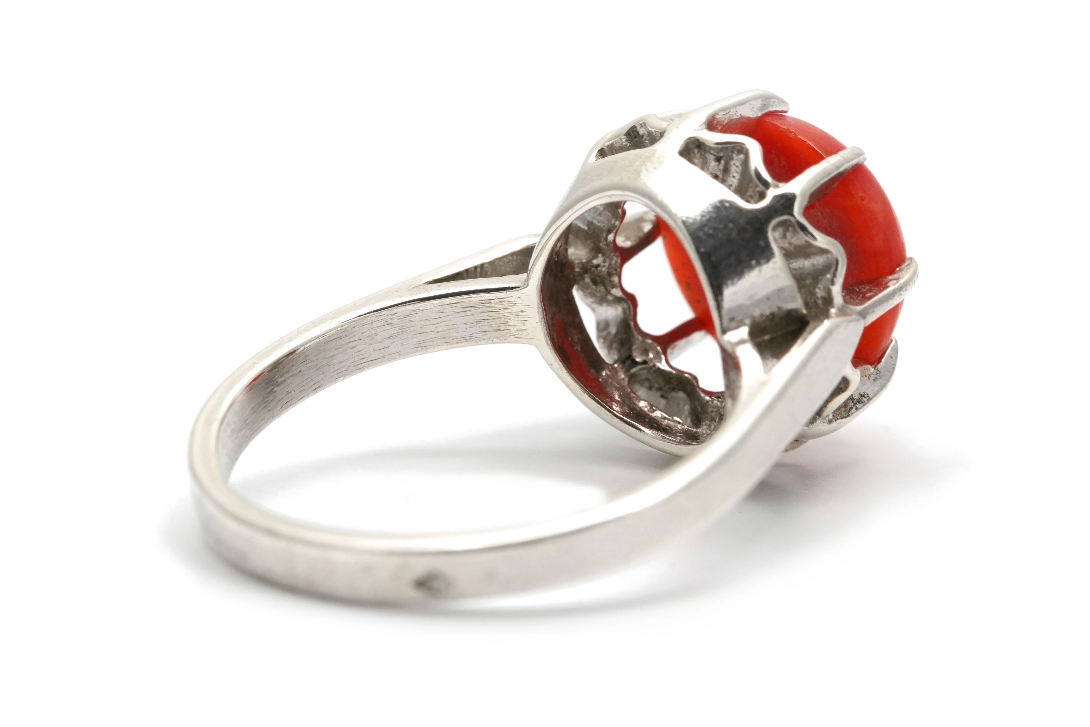 Bague Art Déco en argent sertie d'un corail