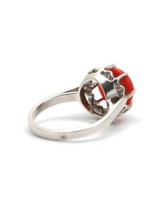 Bague Art Déco en argent sertie d'un corail