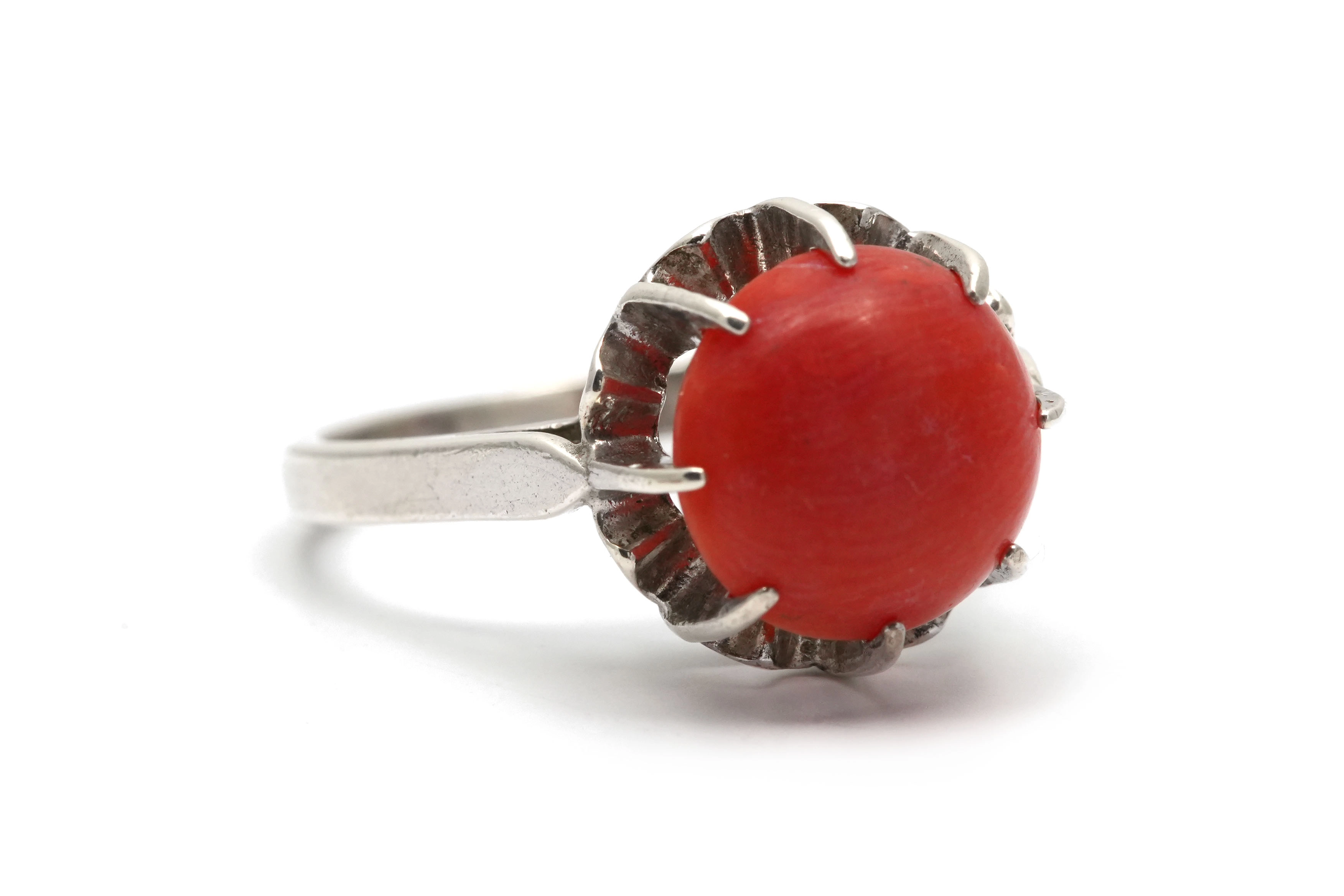 Bague Art Déco en argent sertie d'un corail