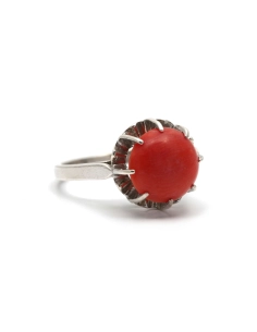 Bague Art Déco en argent sertie d'un corail