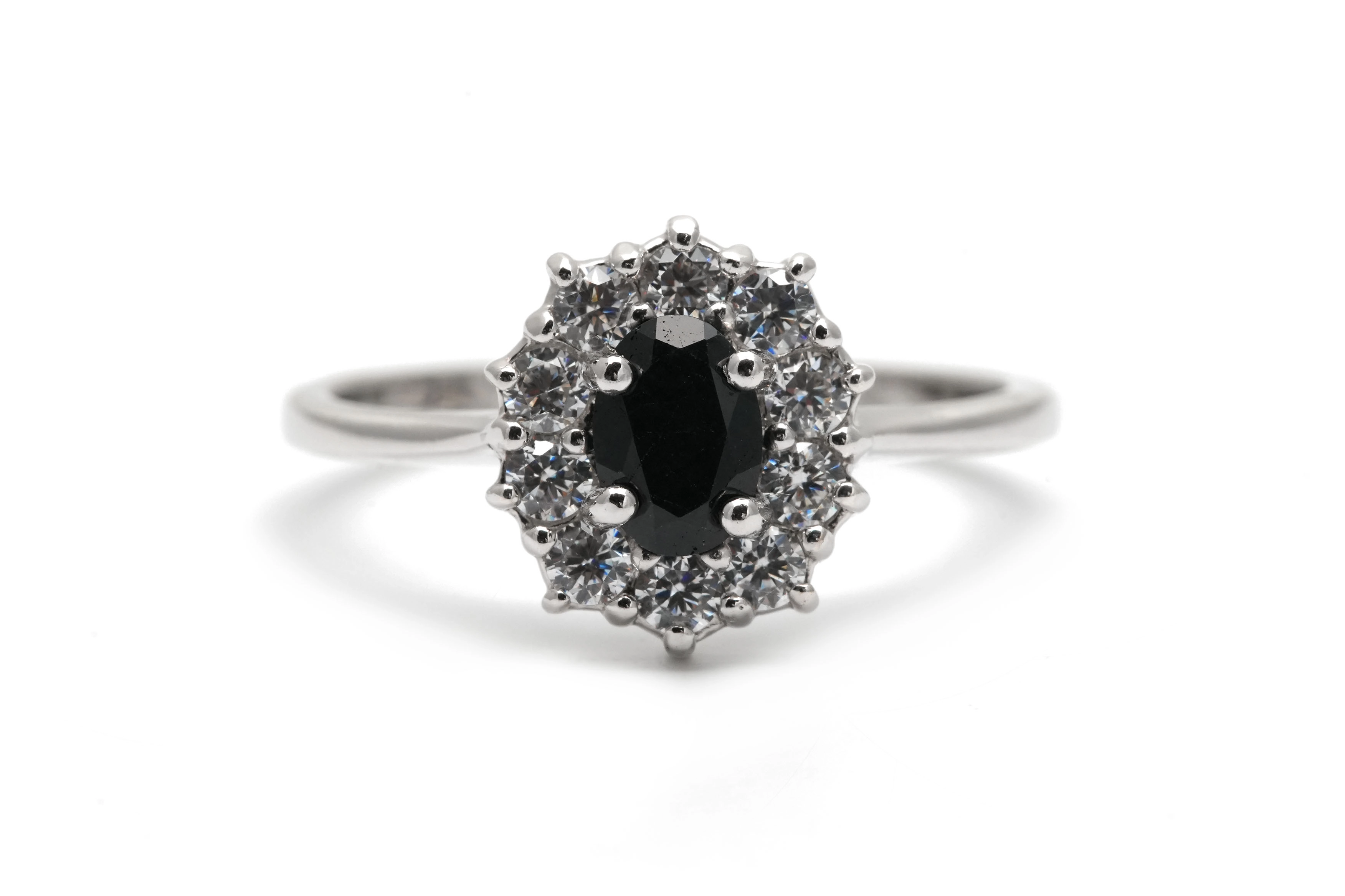 Bague contemporaine en argent 925 sertie d'un saphir et de zirconiums
