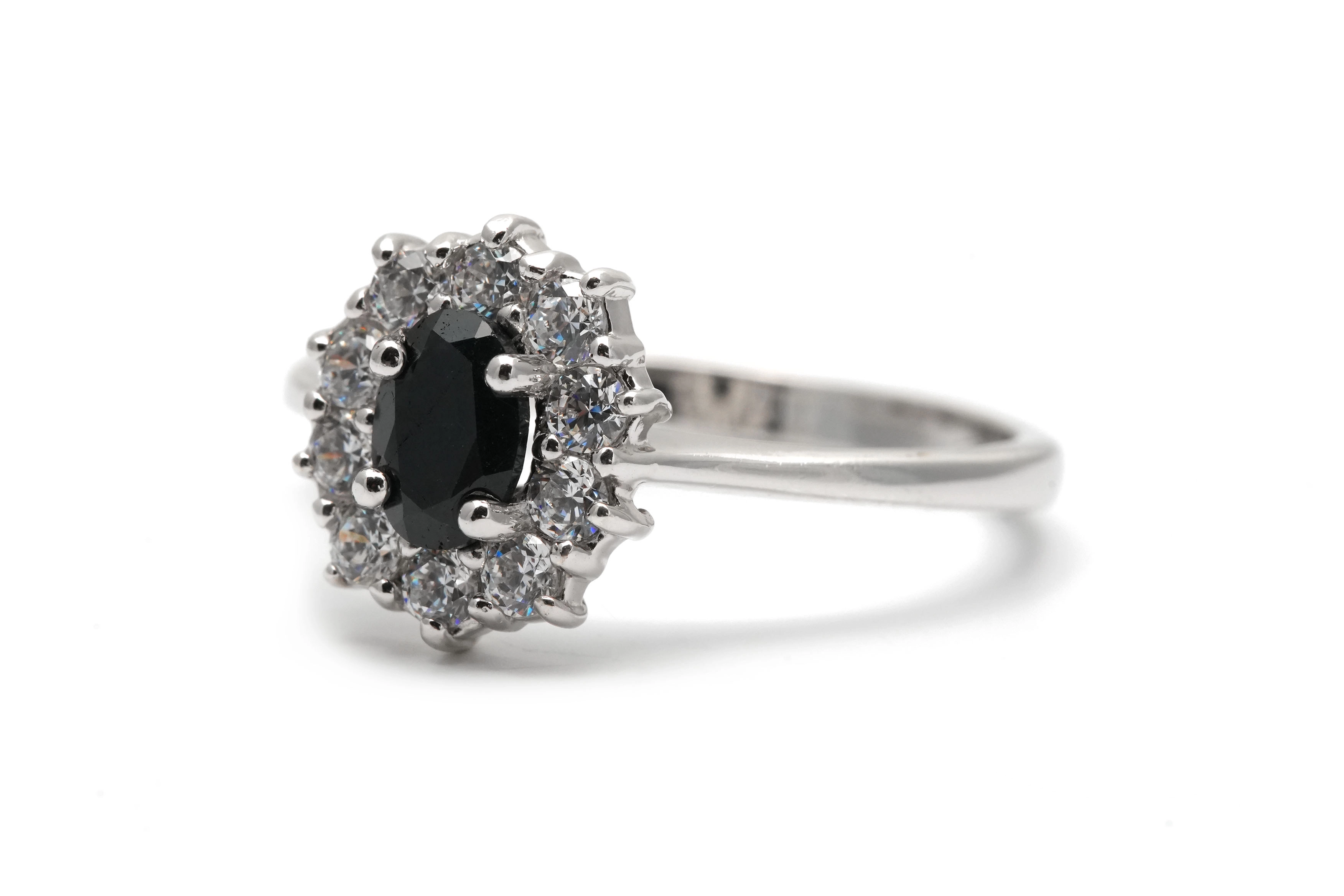 Bague contemporaine en argent 925 sertie d'un saphir et de zirconiums