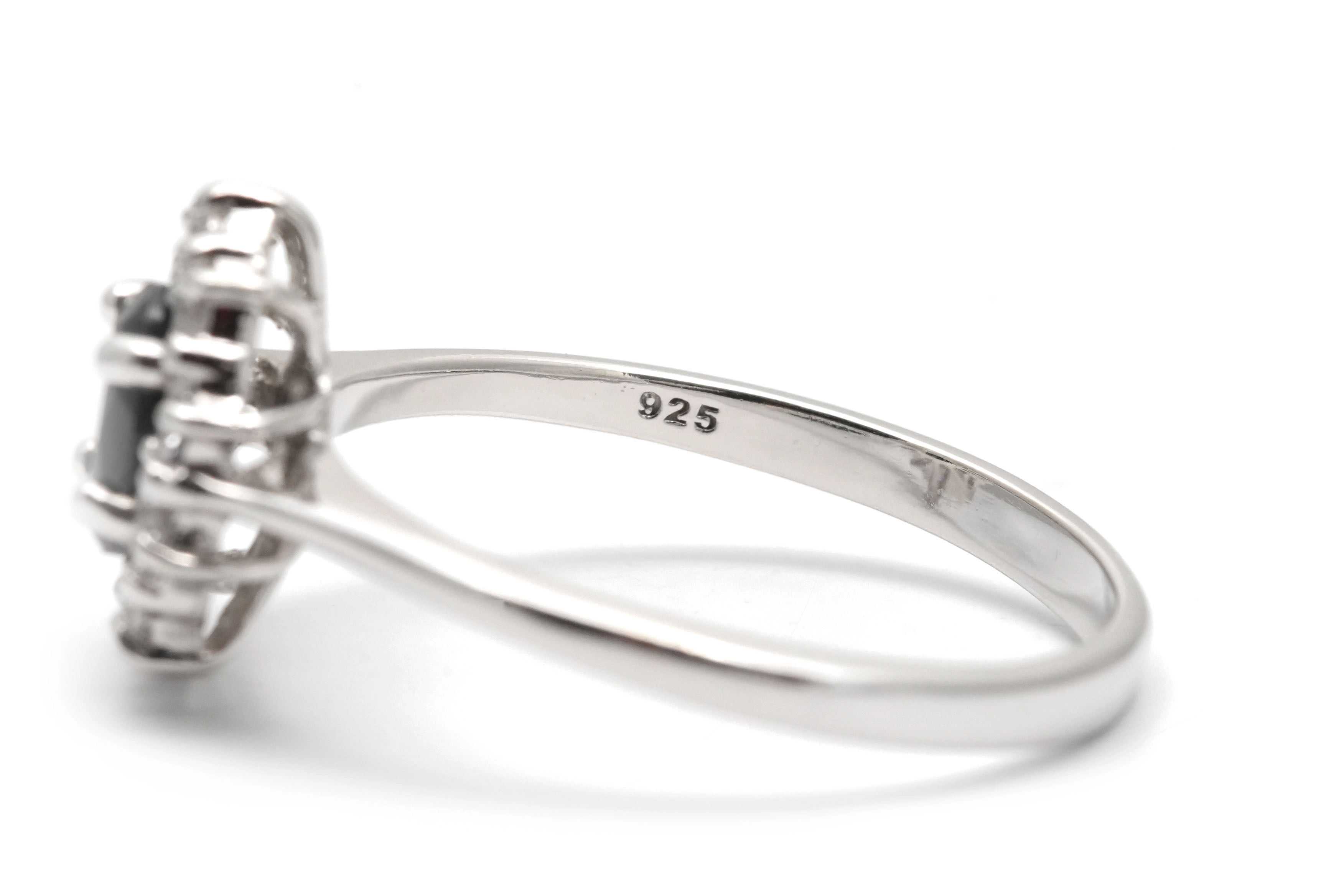 Bague contemporaine en argent 925 sertie d'un saphir et de zirconiums