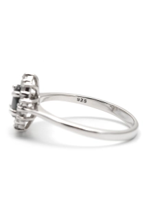 Bague contemporaine en argent 925 sertie d'un saphir et de zirconiums
