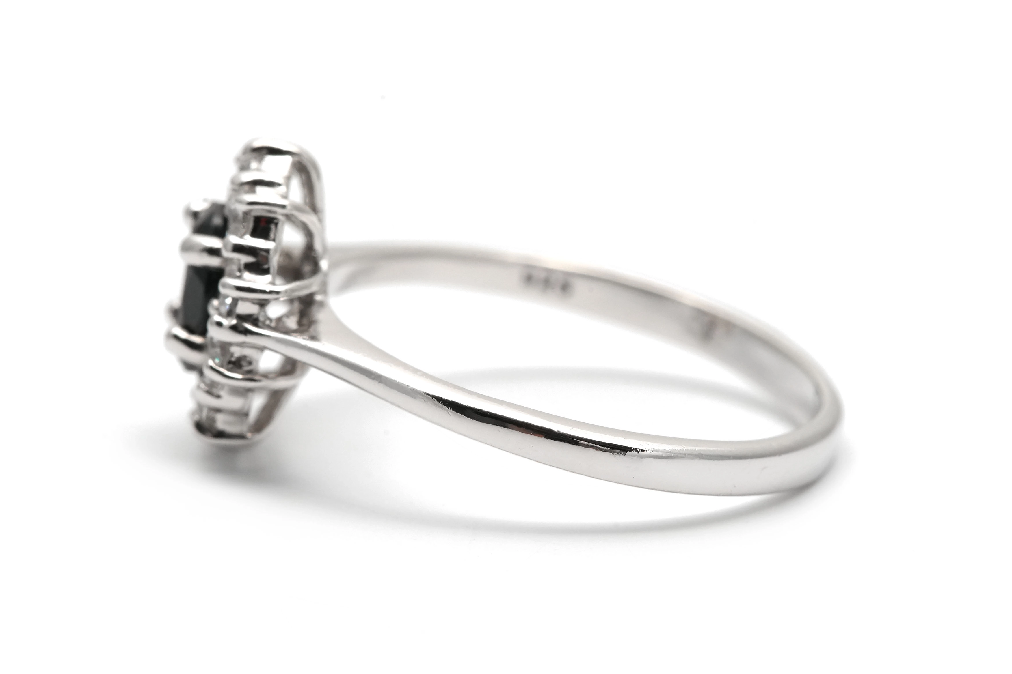 Bague contemporaine en argent 925 sertie d'un saphir et de zirconiums
