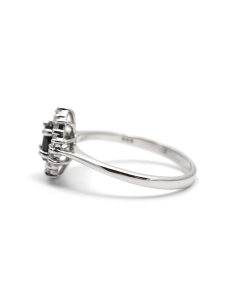 Bague contemporaine en argent 925 sertie d'un saphir et de zirconiums