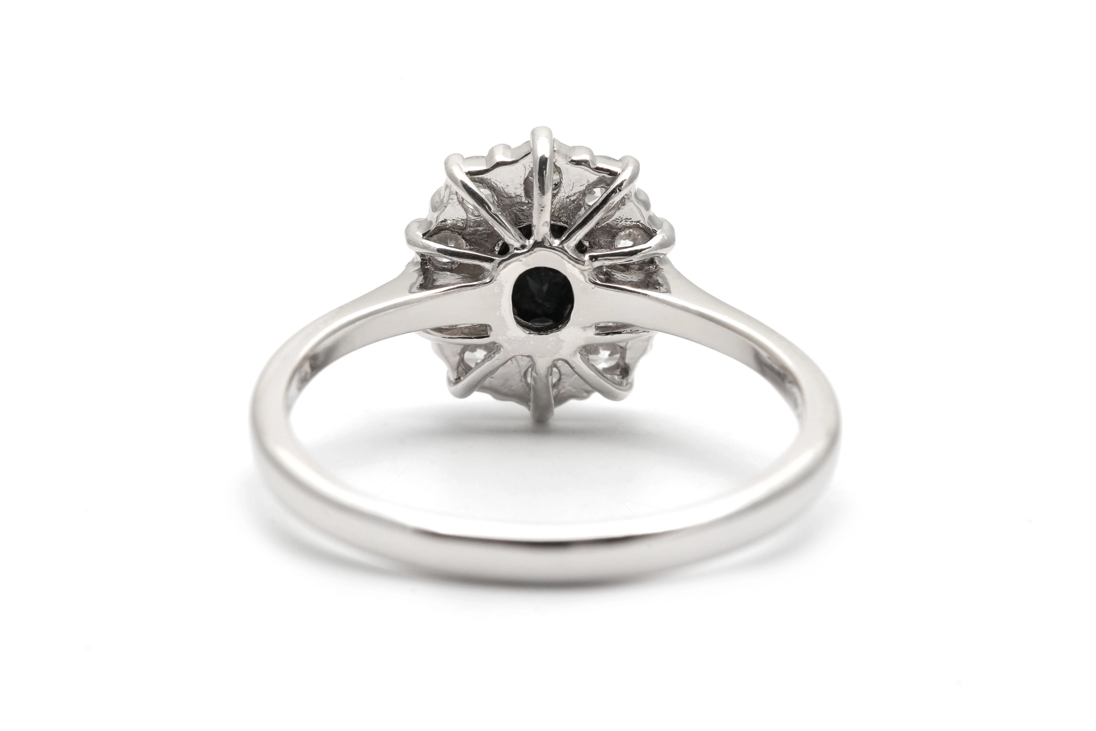 Bague contemporaine en argent 925 sertie d'un saphir et de zirconiums