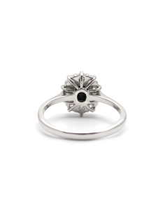 Bague contemporaine en argent 925 sertie d'un saphir et de zirconiums