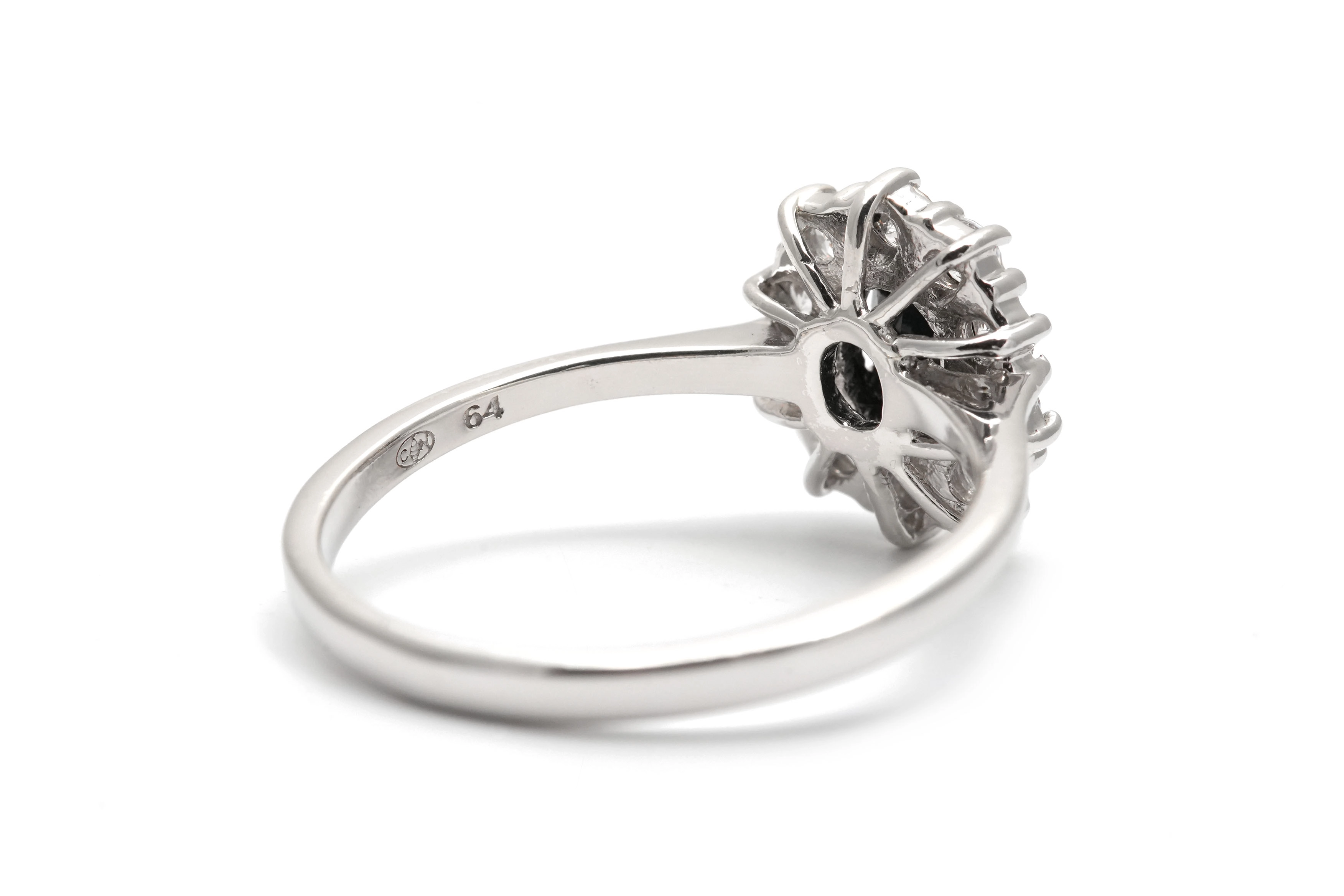Bague contemporaine en argent 925 sertie d'un saphir et de zirconiums