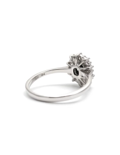 Bague contemporaine en argent 925 sertie d'un saphir et de zirconiums