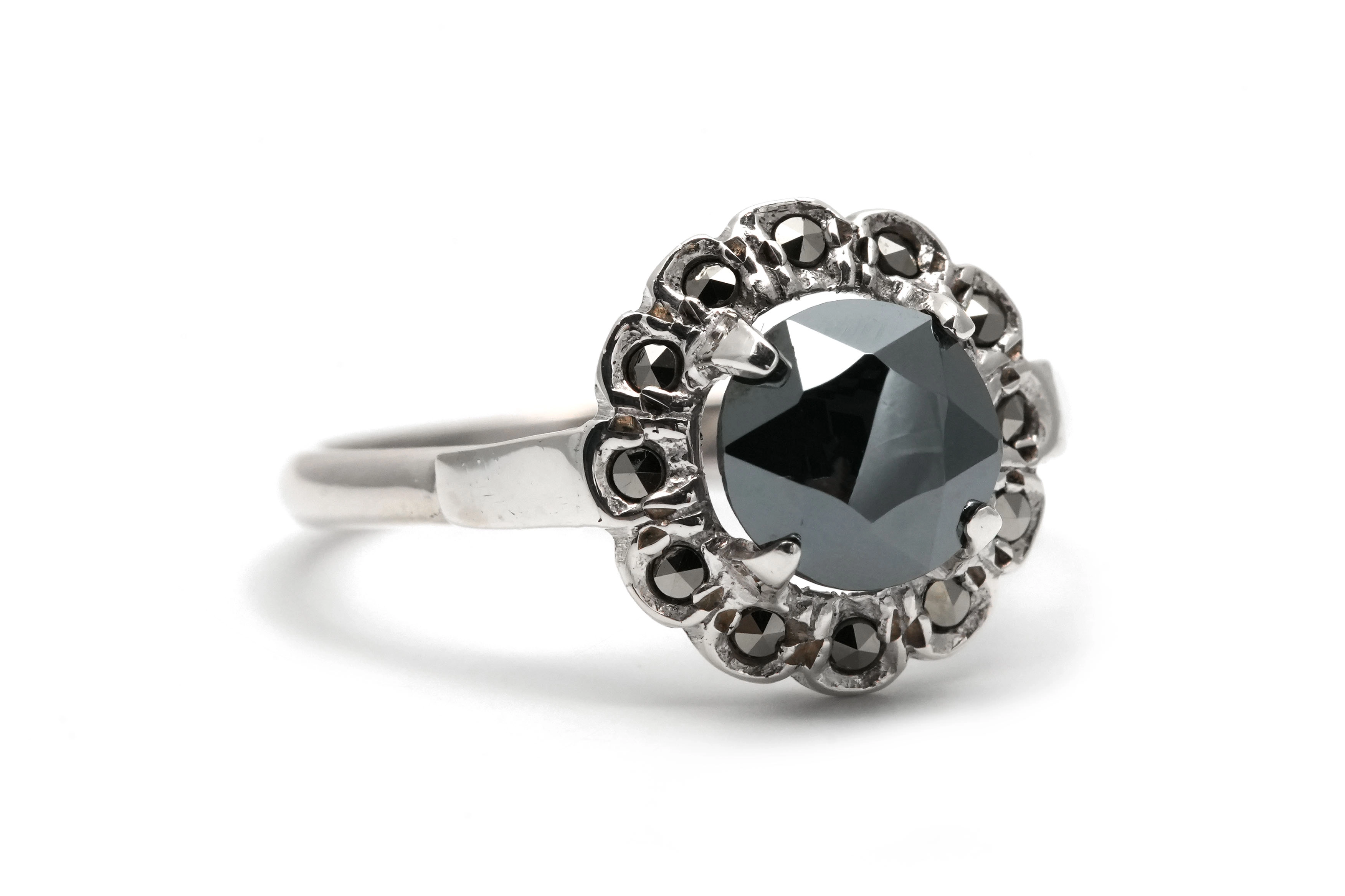 Bague Art Déco en argent 800 sertie d'une hématite et de marcassites
