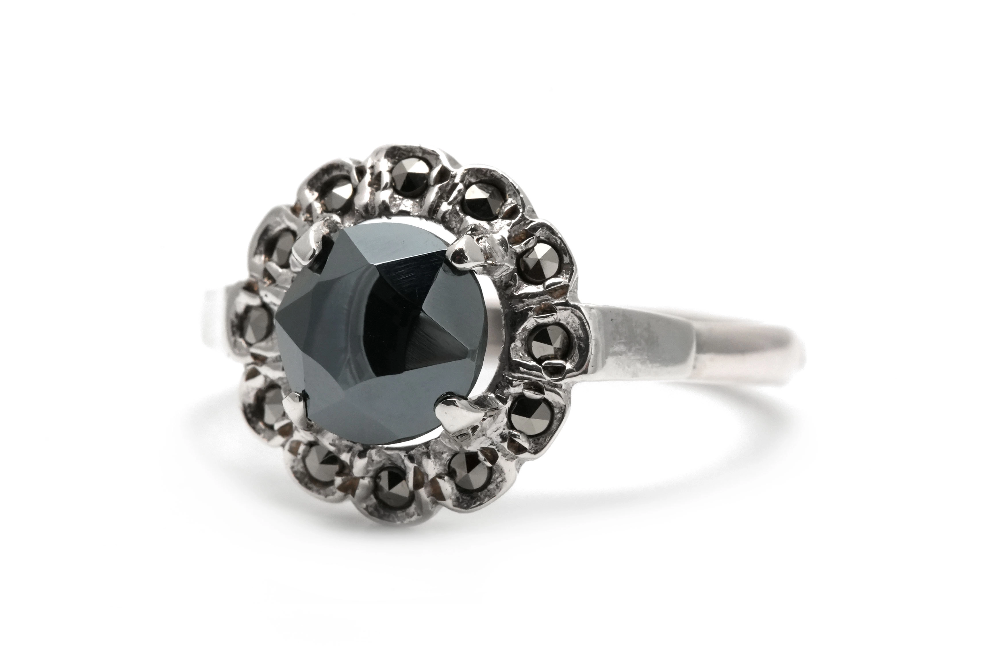 Bague Art Déco en argent 800 sertie d'une hématite et de marcassites