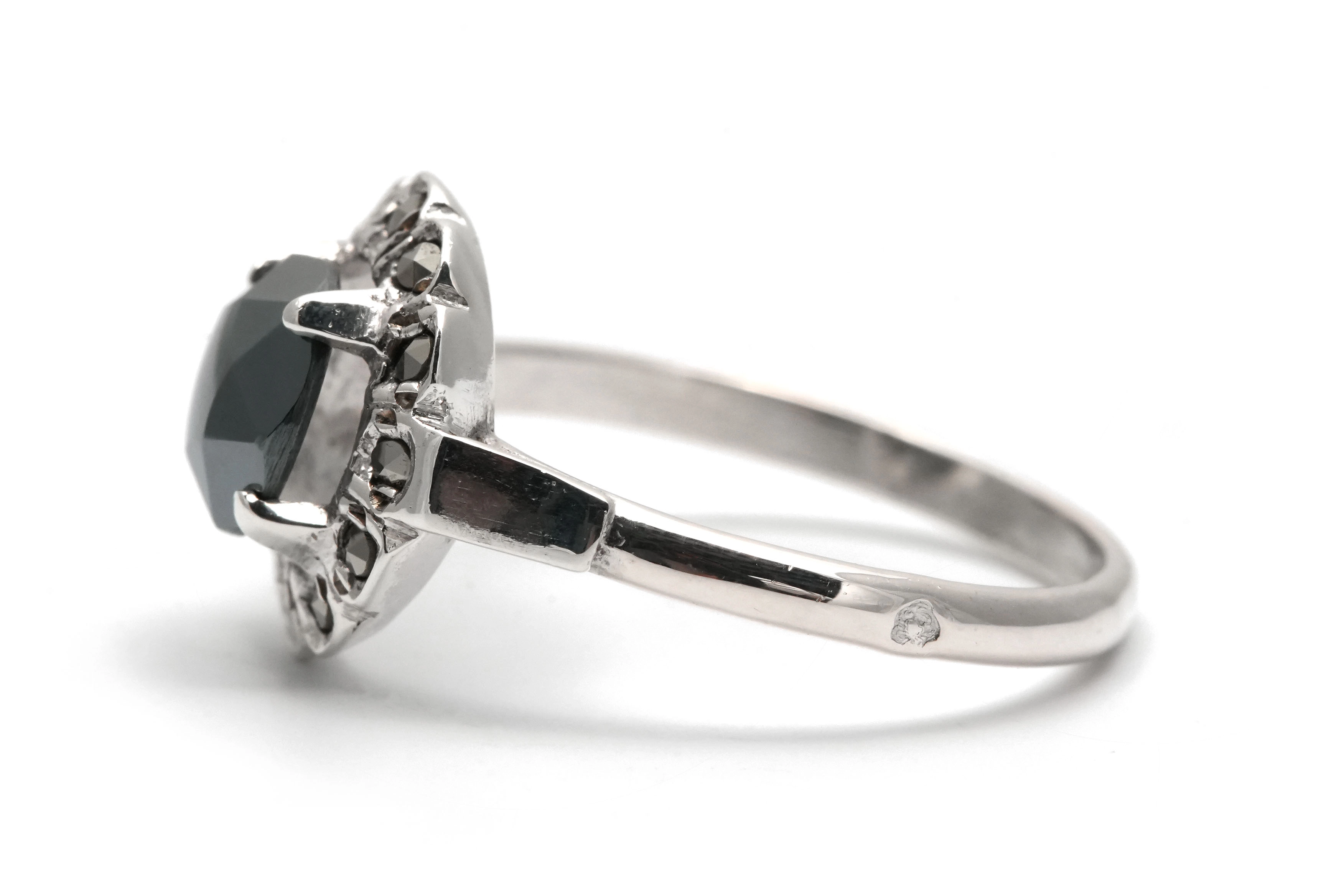 Bague Art Déco en argent 800 sertie d'une hématite et de marcassites