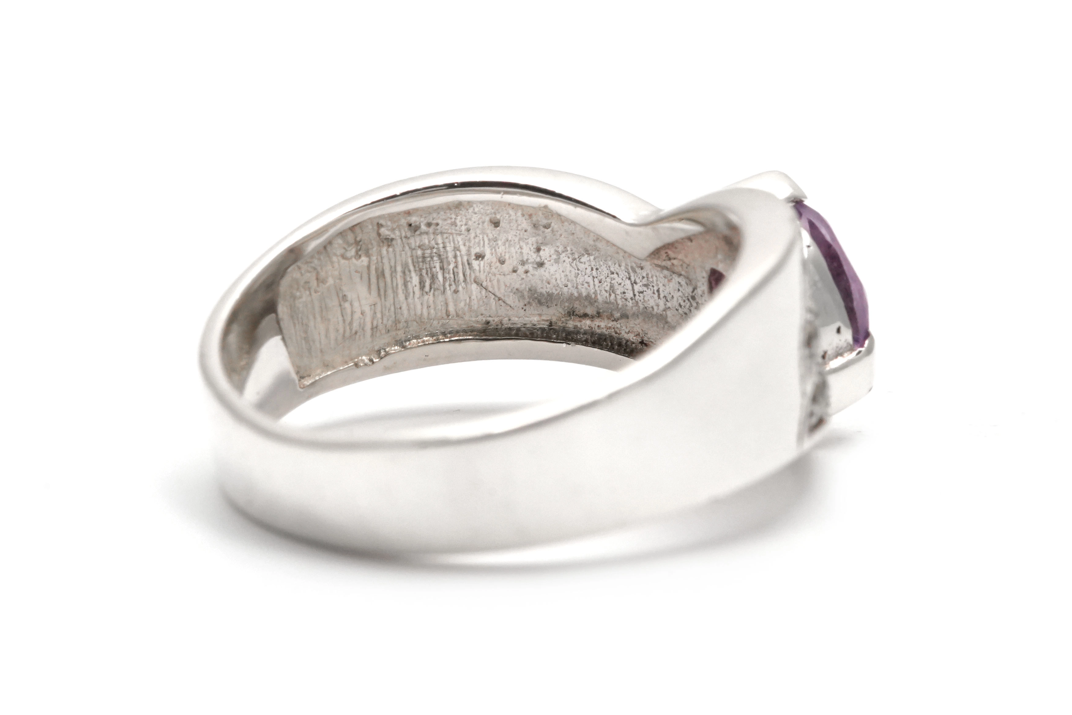 Bague contemporaine en argent 925 sertie d'une améthyste et de marcassites