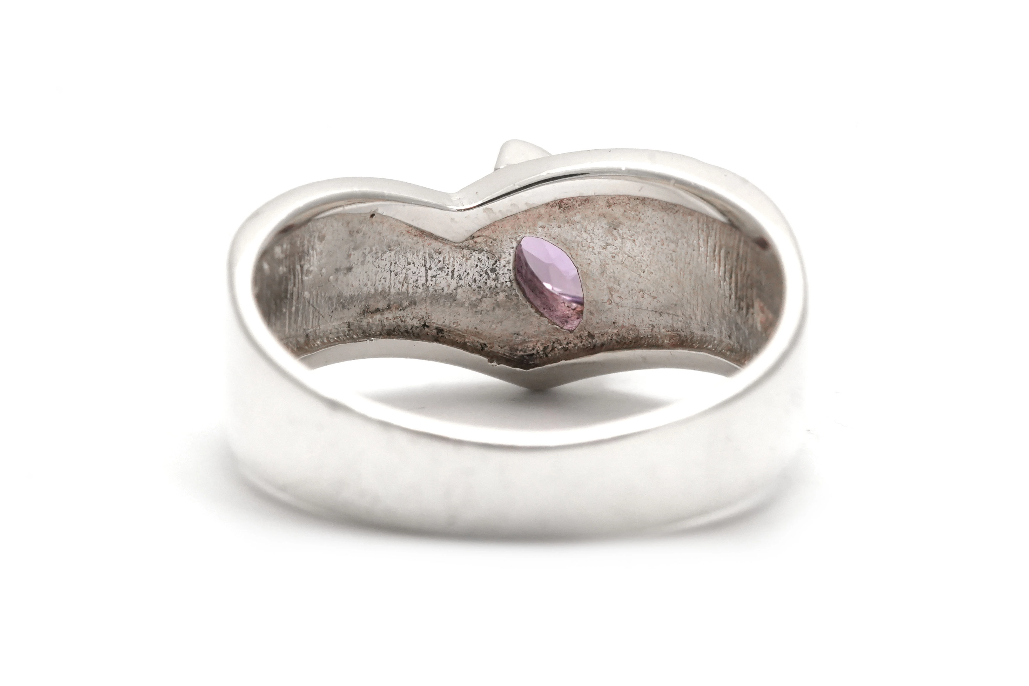 Bague contemporaine en argent 925 sertie d'une améthyste et de marcassites