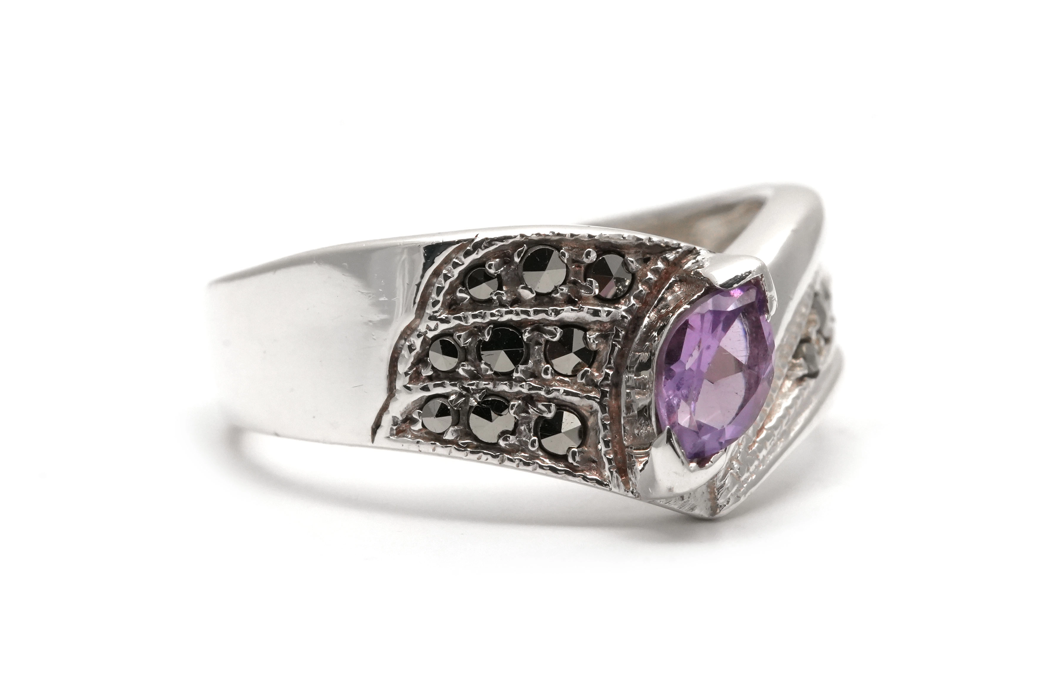 Bague contemporaine en argent 925 sertie d'une améthyste et de marcassites