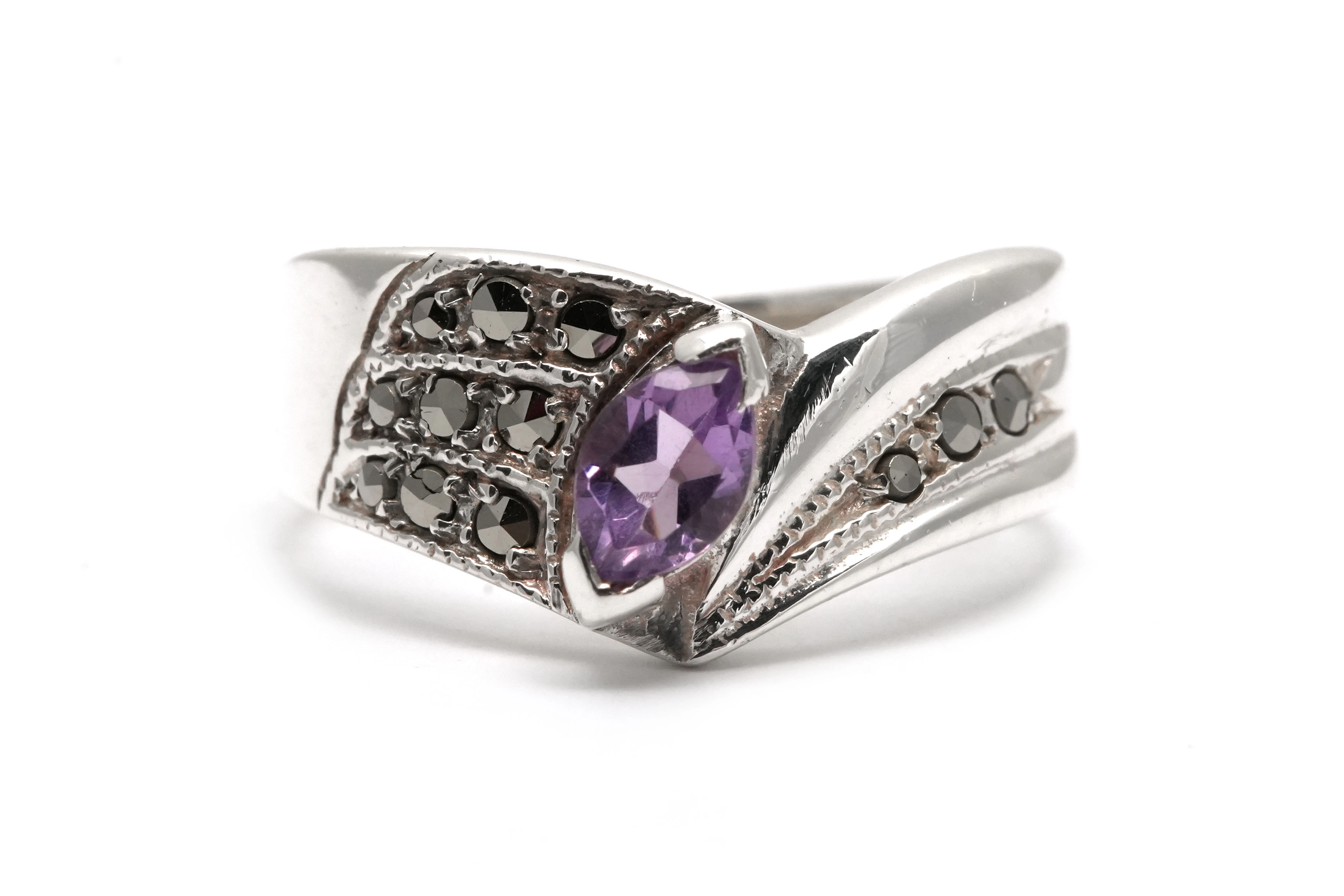 Bague contemporaine en argent 925 sertie d'une améthyste et de marcassites