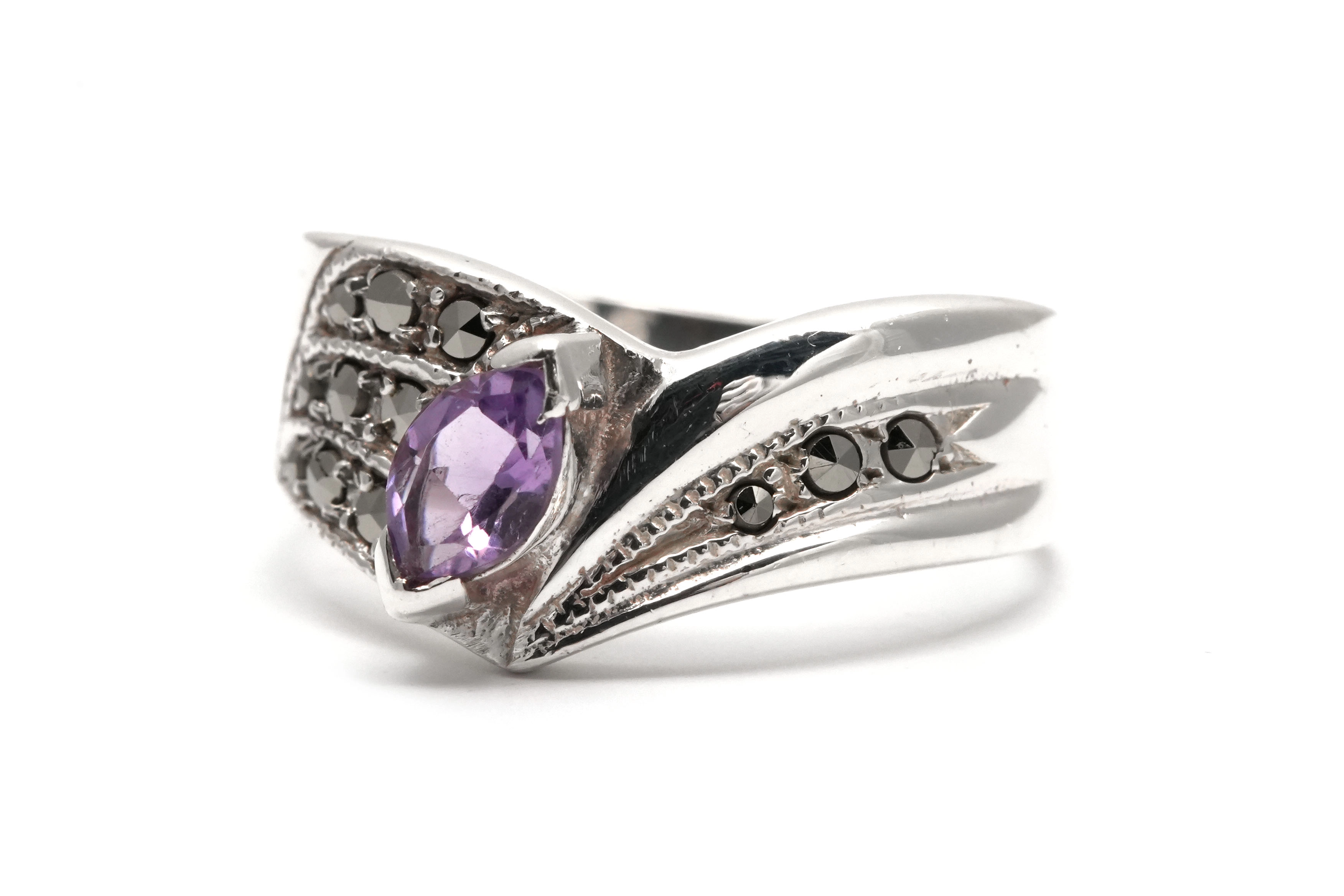 Bague contemporaine en argent 925 sertie d'une améthyste et de marcassites