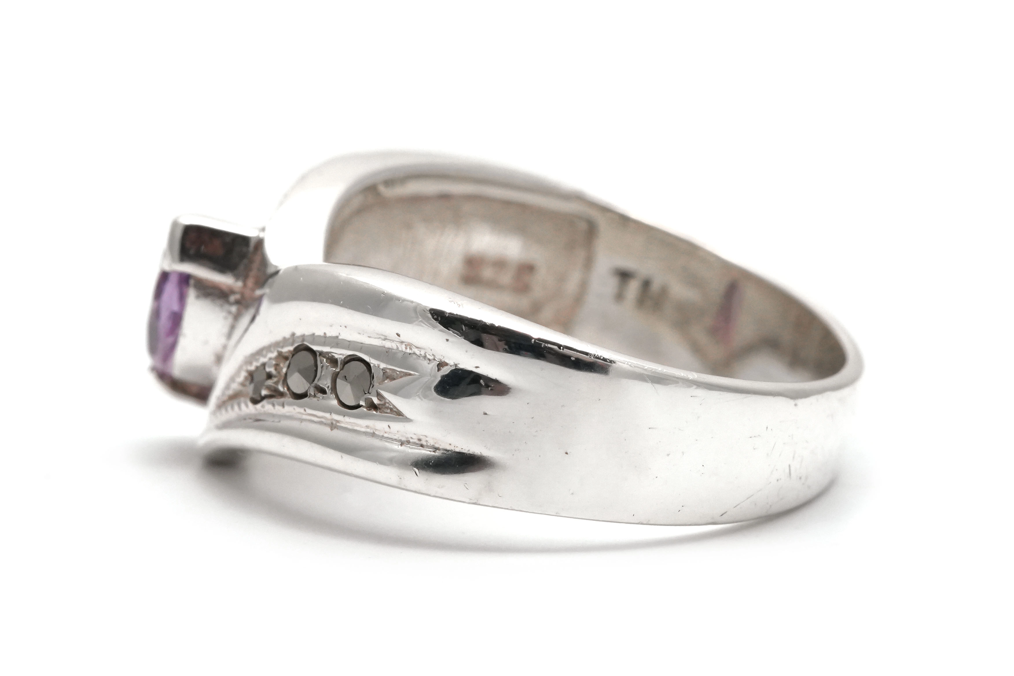 Bague contemporaine en argent 925 sertie d'une améthyste et de marcassites