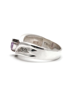 Bague contemporaine en argent 925 sertie d'une améthyste et de marcassites
