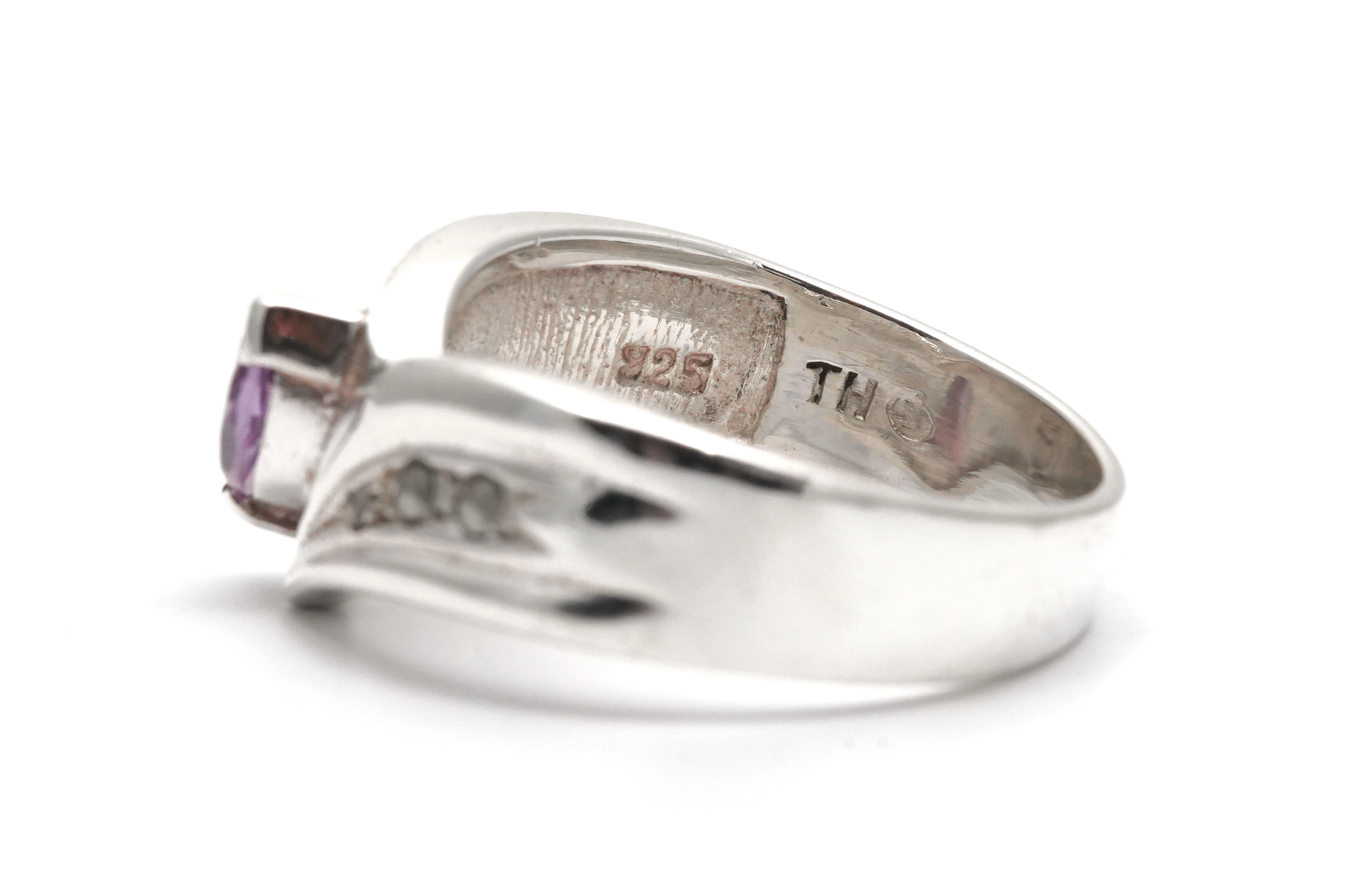 Bague contemporaine en argent 925 sertie d'une améthyste et de marcassites