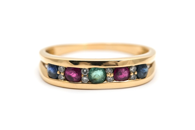 Bague contemporaine en or jaune 18 carats sertie d'une émeraude, rubis, saphirs et diamants taille "brillant" (+- 0.08 ct) - - 