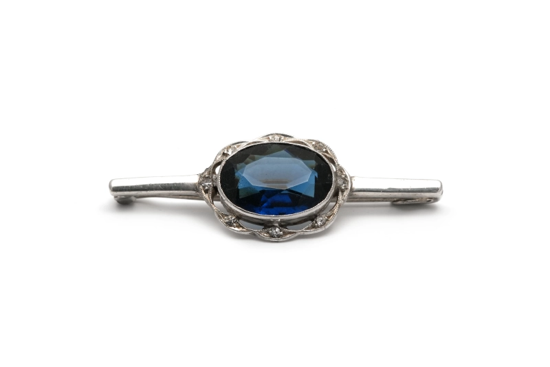 Broche Art Déco en argent sertie d'un saphir de synthèse et de zirconiums -  - 1