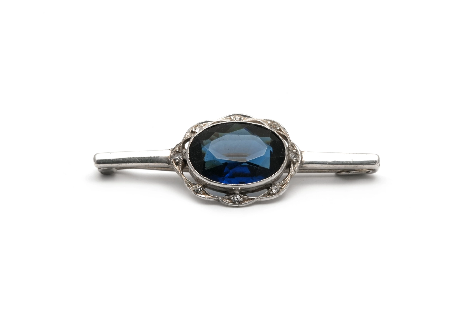 Broche Art Déco en argent sertie d'un saphir de synthèse et de zirconiums - - 1