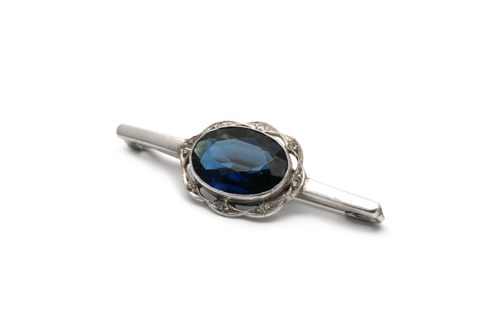Broche Art Déco en argent sertie d'un saphir de synthèse et de zirconiums - - 2