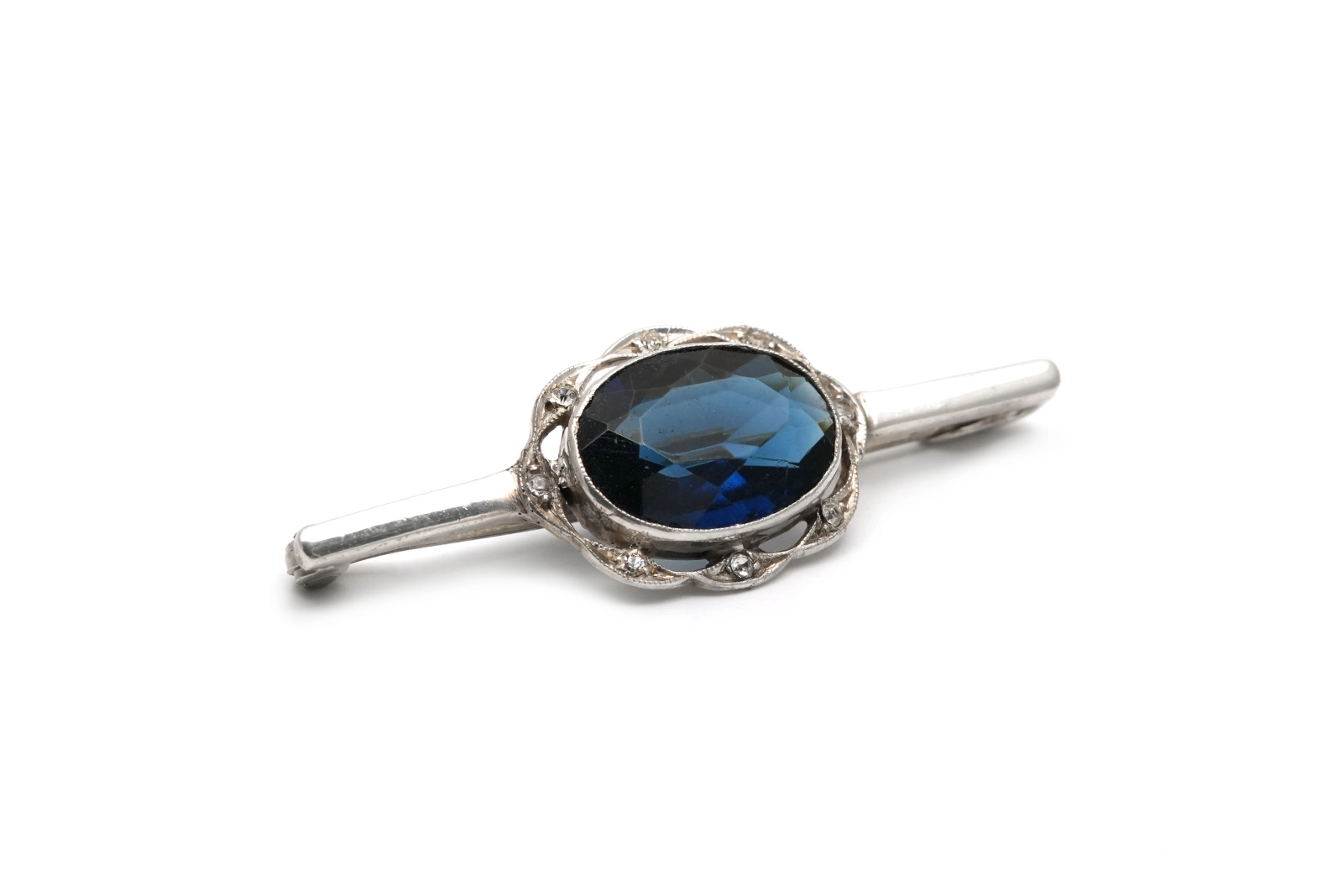 Broche Art Déco en argent sertie d'un saphir de synthèse et de zirconiums - - 5