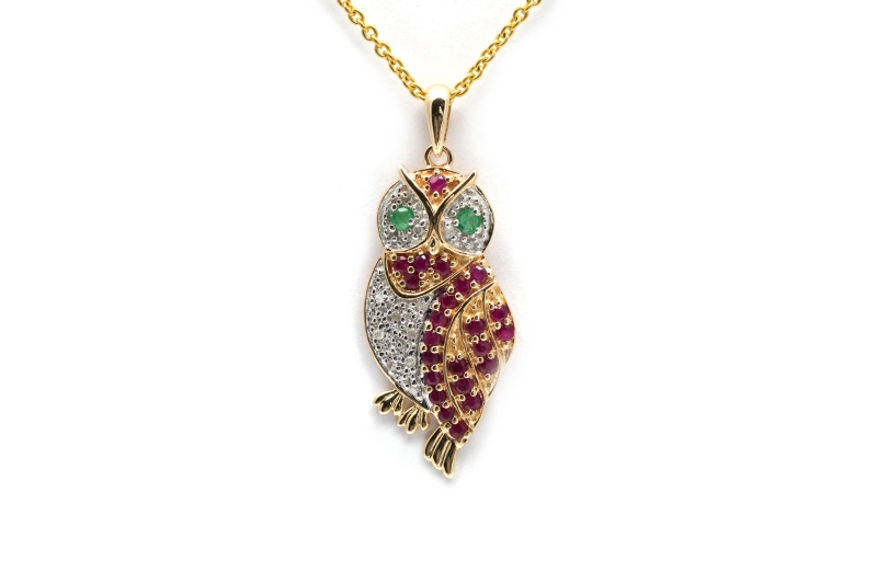 Pendentif Hiboux contemporain en or jaune 9 carats serti de rubis, d'émeraudes et de diamants taille "8/8" - - 2
