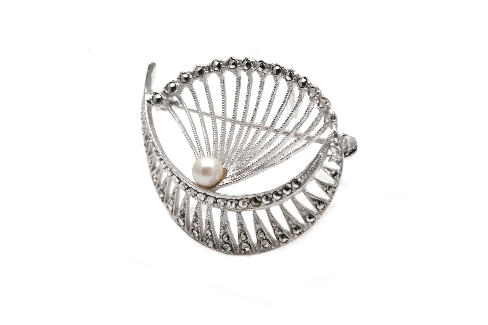 Broche Art Déco en argent 800 sertie de marcassites et d'une perle - - 1