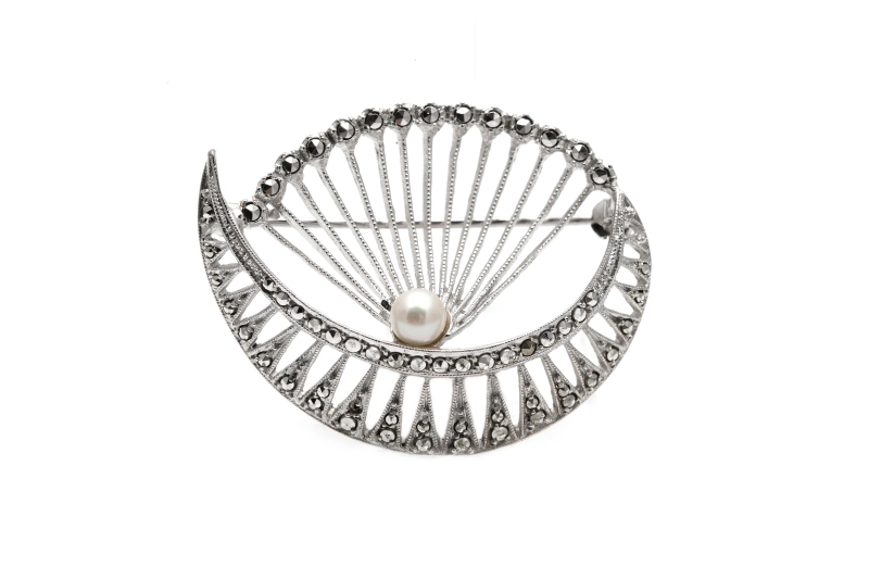 Broche Art Déco en argent 800 sertie de marcassites et d'une perle -  - 2