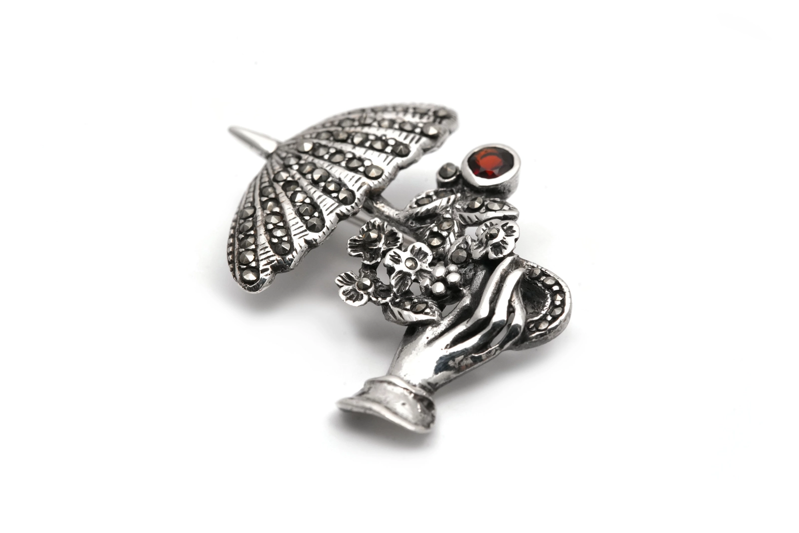 Broche contemporaine en argent 925 sertie d'un grenat et de marcassites