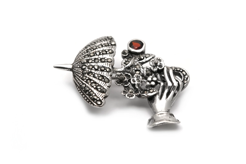 Broche contemporaine en argent 925 sertie d'un grenat et de marcassites
