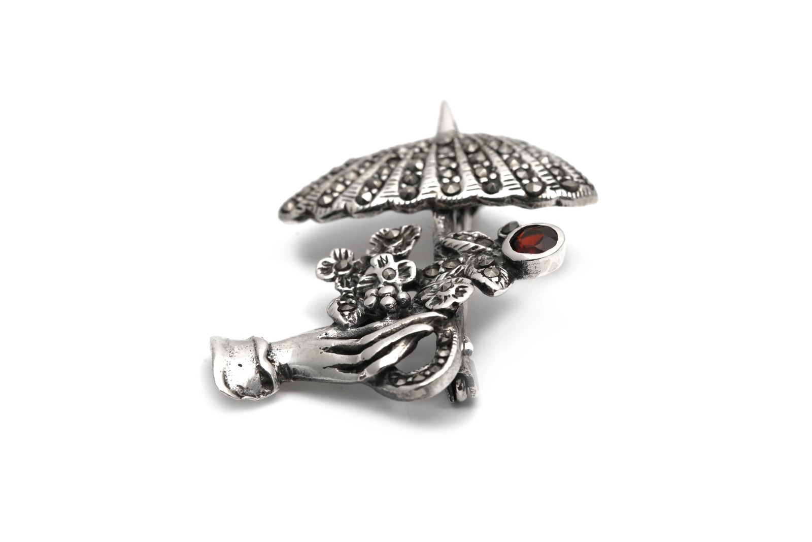 Broche contemporaine en argent 925 sertie d'un grenat et de marcassites