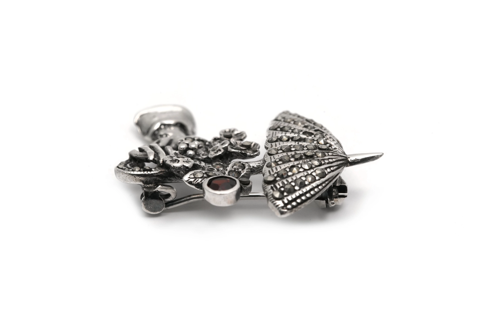 Broche contemporaine en argent 925 sertie d'un grenat et de marcassites