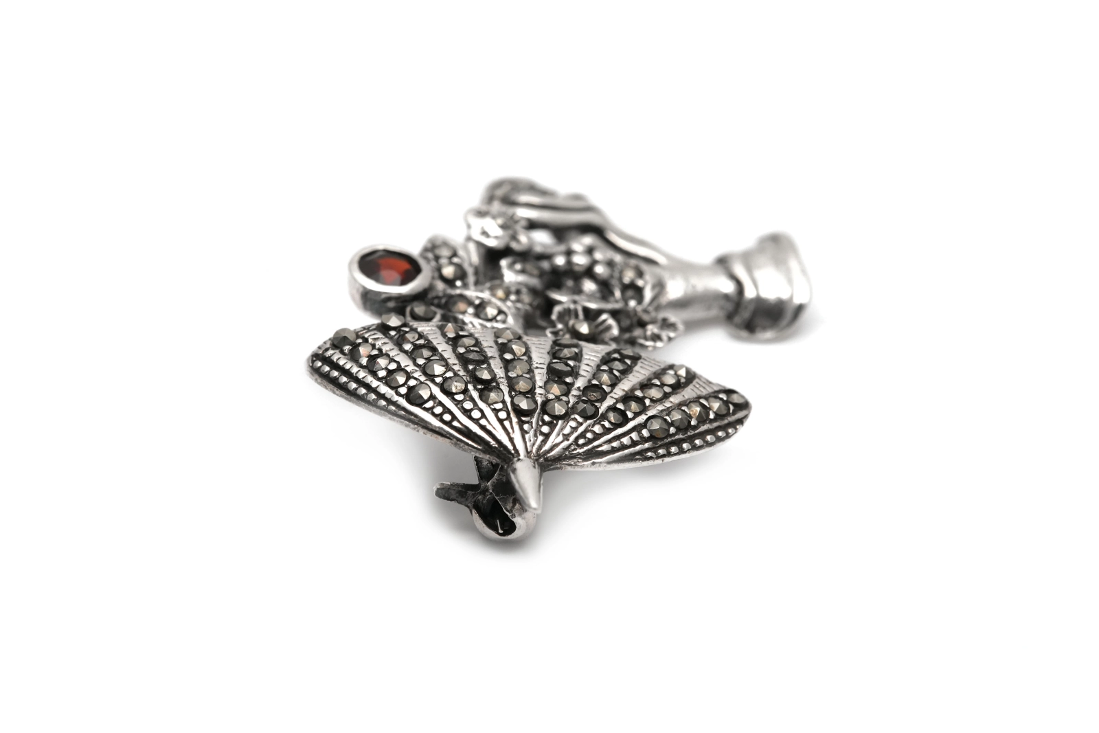 Broche contemporaine en argent 925 sertie d'un grenat et de marcassites