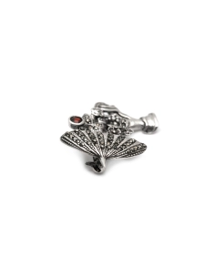 Broche contemporaine en argent 925 sertie d'un grenat et de marcassites
