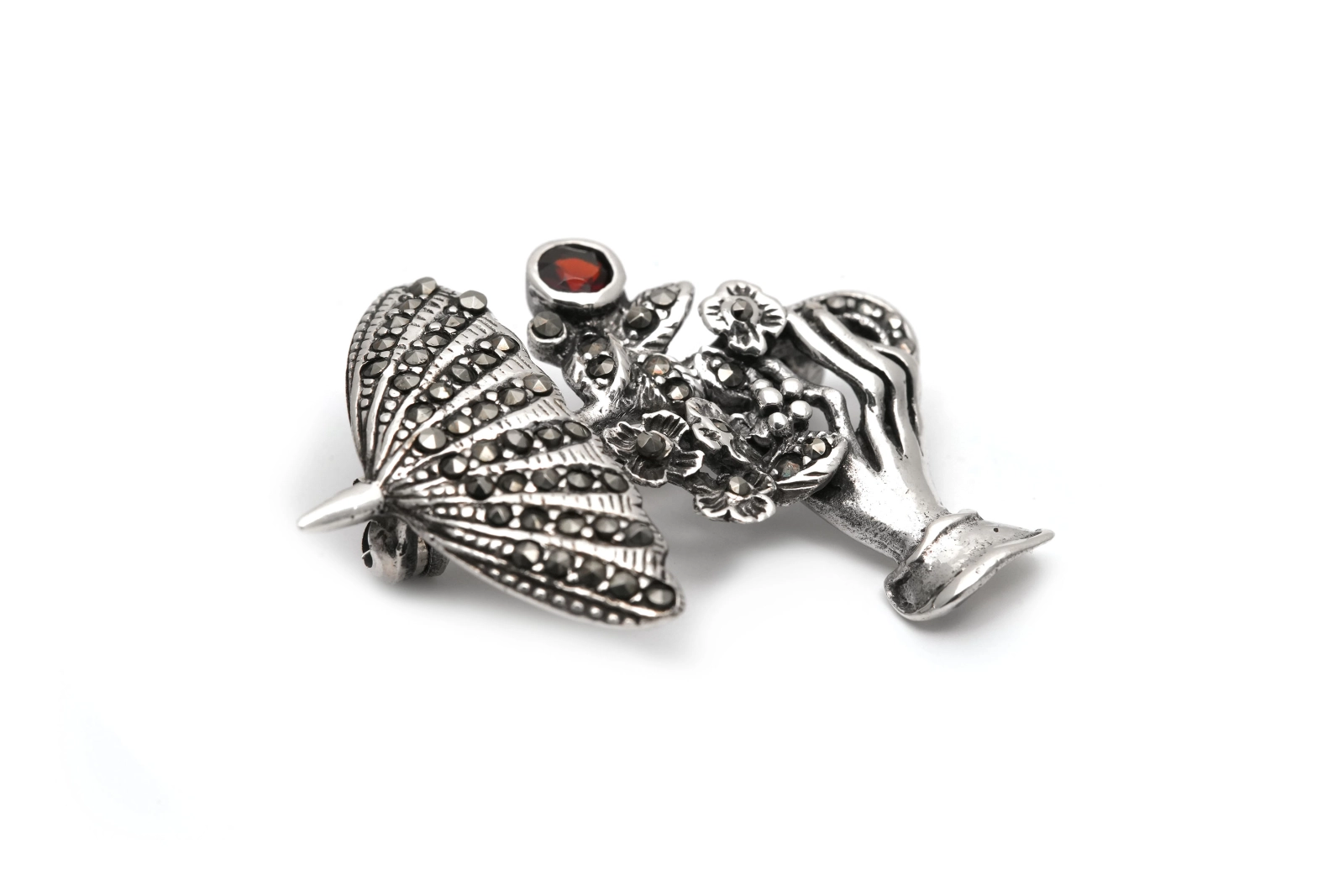 Broche contemporaine en argent 925 sertie d'un grenat et de marcassites