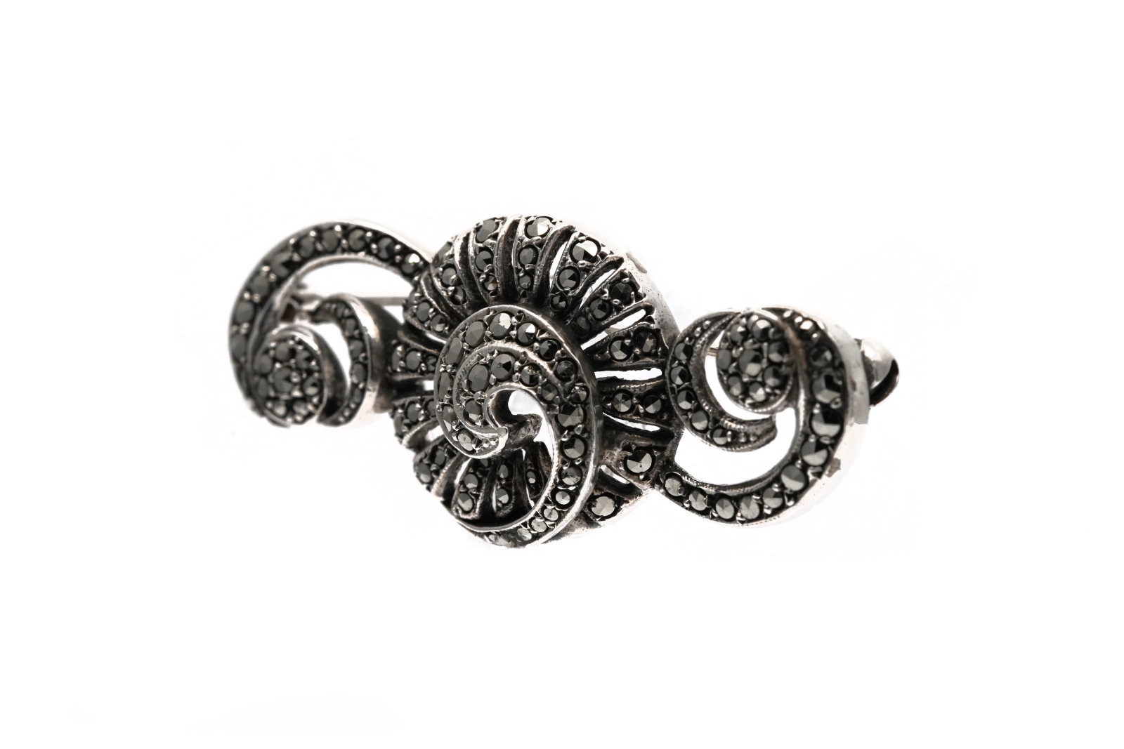 Broche Art Déco en argent sertie de marcassites