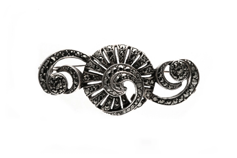Broche Art Déco en argent sertie de marcassites