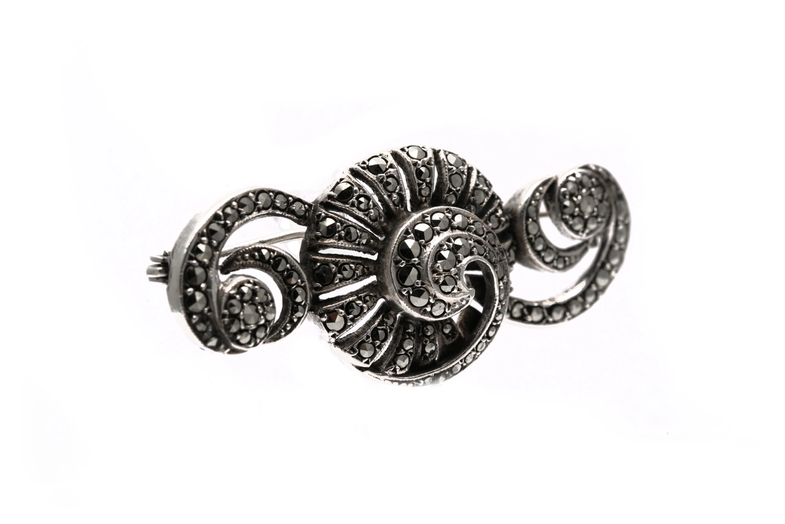 Broche Art Déco en argent sertie de marcassites