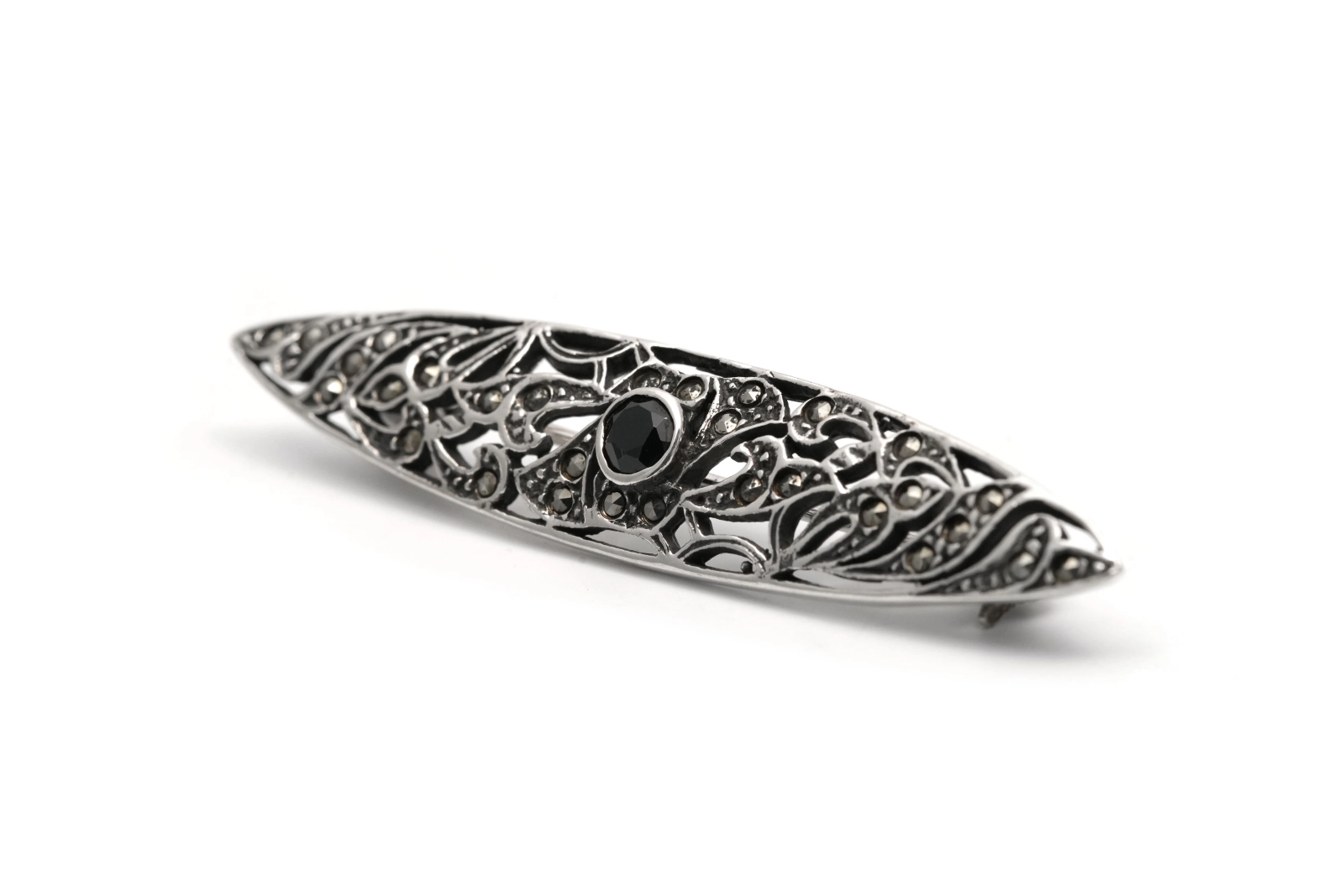 Broche Art Déco en argent 925 sertie d'une onyx et de marcassites